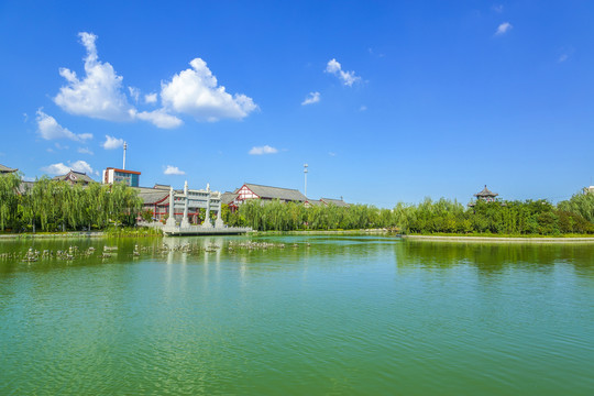 碧水藍(lán)天白云風(fēng)光