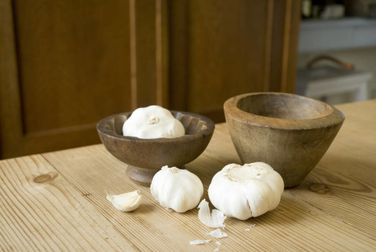餐桌上的大蒜