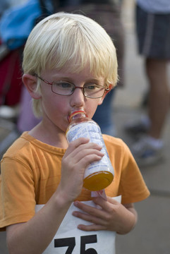 孩子喝sportsdrink