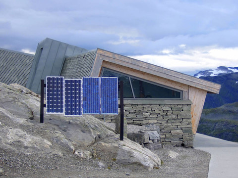 山峰上的太陽能電池板