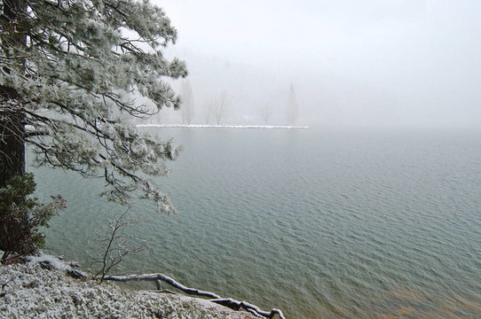 雪白的湖岸