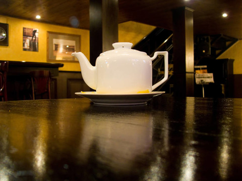 白色的茶壺