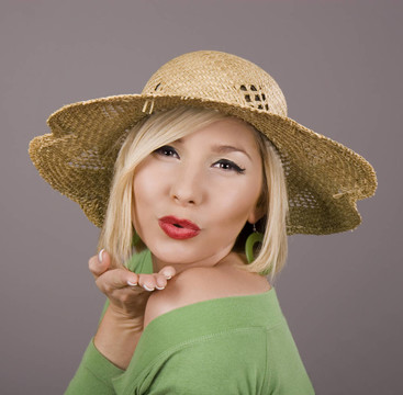 金色帽子吹吻
