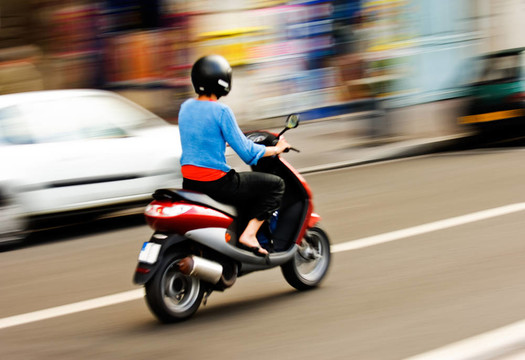 騎摩托車