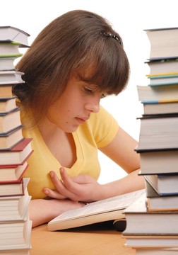 女孩在圖書館