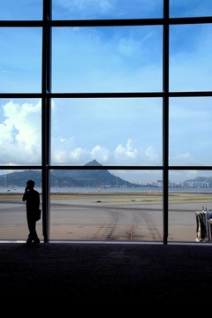 商務(wù)旅行者在等他航班的時候打電話