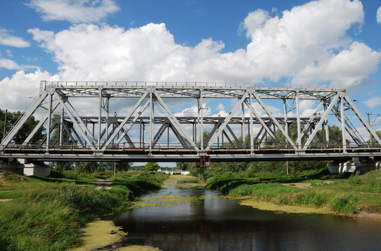 小河上的鐵路橋