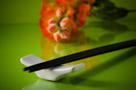 兩個(gè)黑色筷子站在橙花綠色