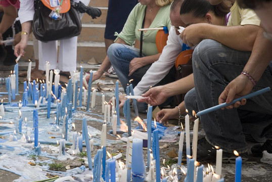 信徒點(diǎn)燃蠟燭。