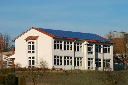 屋頂上有太陽能電池板的建筑