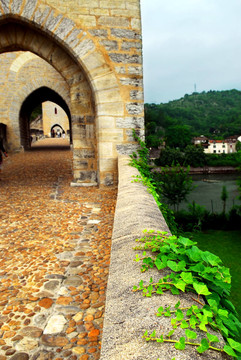 在法國(guó)卡奧爾瓦朗特里橋