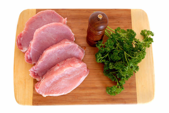 里脊肉在砧板上