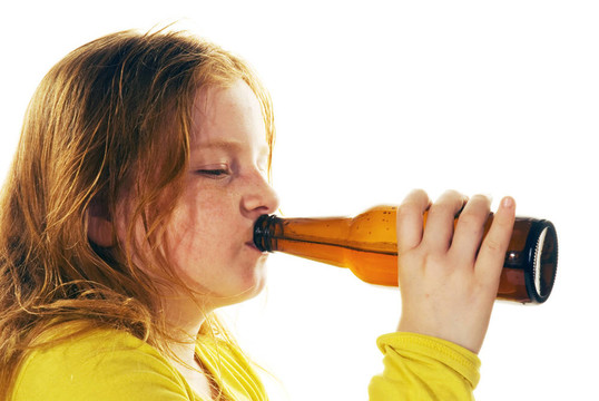 孩子喝啤酒