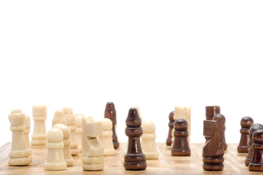 白色背景下的象棋
