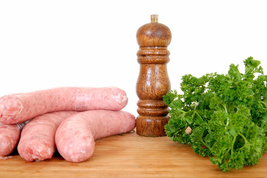 裁板上的豬肉牛肉香腸