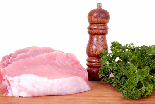 里脊肉在砧板上