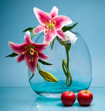 大玻璃花瓶，花和紅色水果藍(lán)色