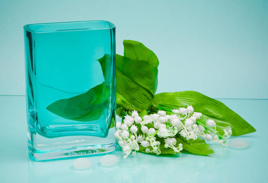 原玻璃花瓶和藍色小花