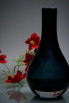 單玻璃花瓶和紅色小紅花