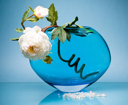 藍(lán)色玻璃花瓶里的白色花
