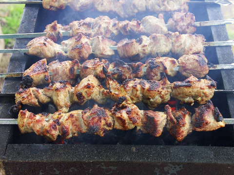 烤羊肉串的烤架上