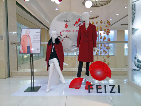 商場(chǎng)女裝展示模特