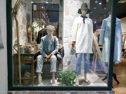 時(shí)尚女裝專賣櫥窗