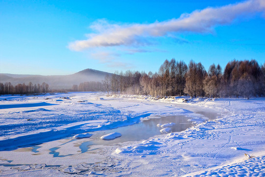 冰封的河流雪景