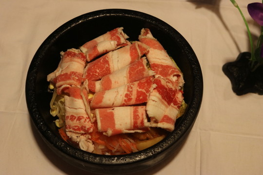 牛肉石鍋飯美食圖片
