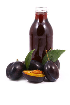 Violet Plumbs孤立在白色背景和果汁