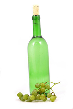 白葡萄酒上的瓶子和葡萄