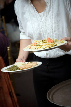 由服務(wù)員招待的婚禮食品