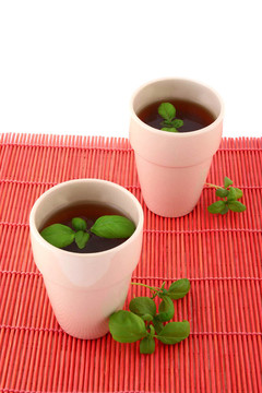 白色背景上的兩杯白茶
