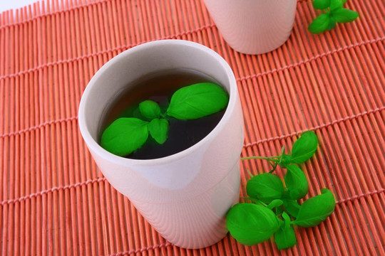白色背景上的兩杯白茶