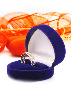 結(jié)婚戒指和紅色背景