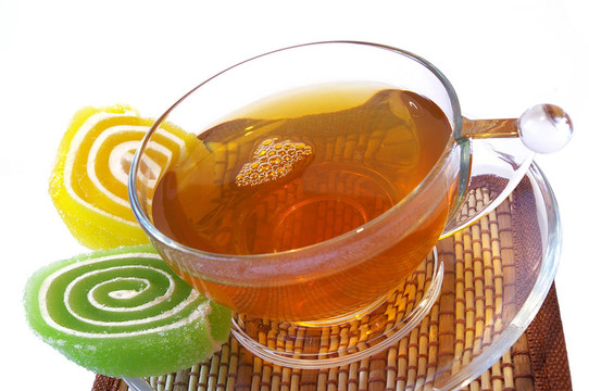 多彩水果糖果和杯茶