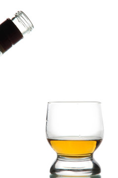 有人向玻璃中倒了酒