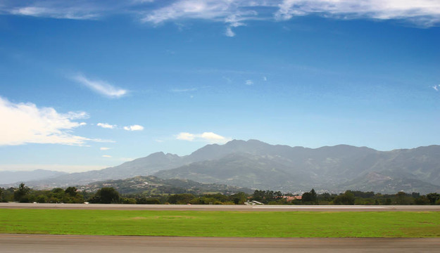 機(jī)場(chǎng)在山