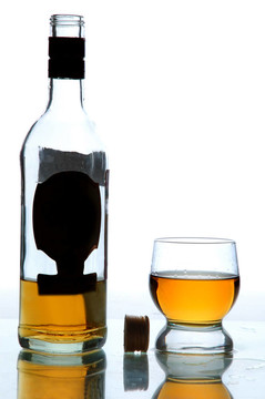 桌子上的酒精和玻璃