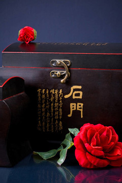 在藍(lán)色的木棺材，紅色的花