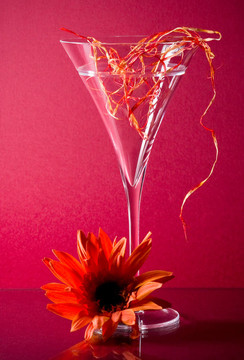 在粉紅絲帶和紅色的花Wineglass