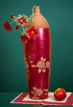 小花和蘋果的大紅色花瓶