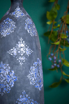 藍(lán)oranmented鮮花的花瓶