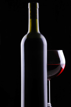 在后面的瓶子里的紅色酒杯