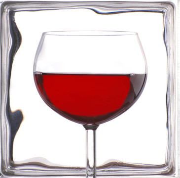 玻璃塊前的酒杯