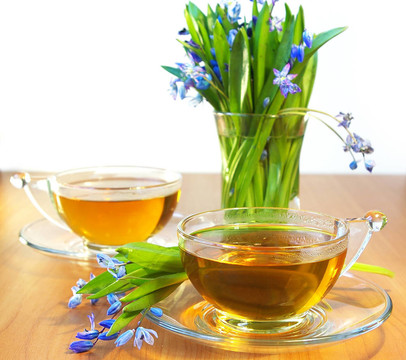 兩杯茶和花