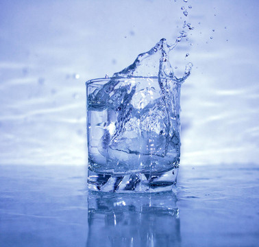 潑水