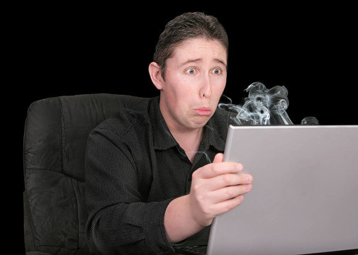 在破碎的電腦上很傷心