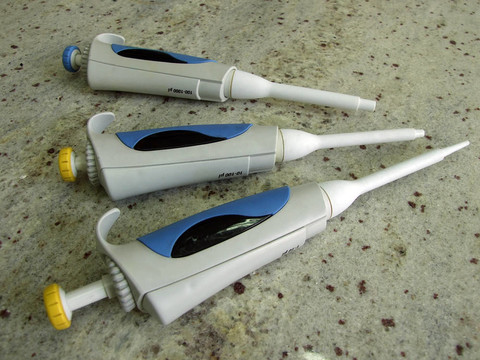 三自動(dòng)移液器