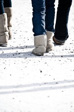 人們在一個滑雪場散步
